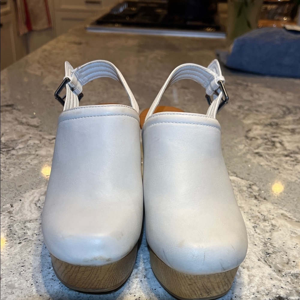 Universal Thread White Mules with Tan Wooden Heel Size 8 - Picture 4 of 10